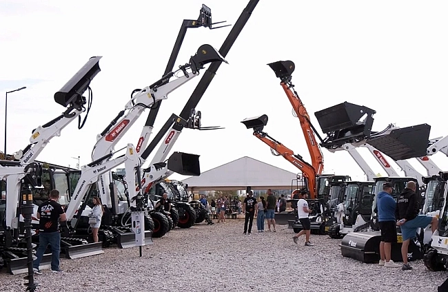 Строителната техника отблизо: Мегатрон показа машините на Bobcat, Develon и Atlas Copco