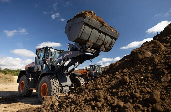 Нови функции за гамата колесни багери Develon DL-7