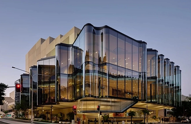 Театър Glasshouse в Бризбейн – вълнообразна стъклена фасада и нова икона на сценичните изкуства