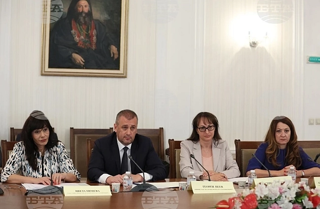 Министър Георги Пеев разпореди пълен анализ на договора с Ивкони Експрес за железопътните превози