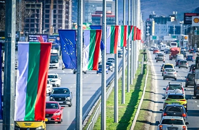 Столична община подменя 2800 знамена в София за Националния празник