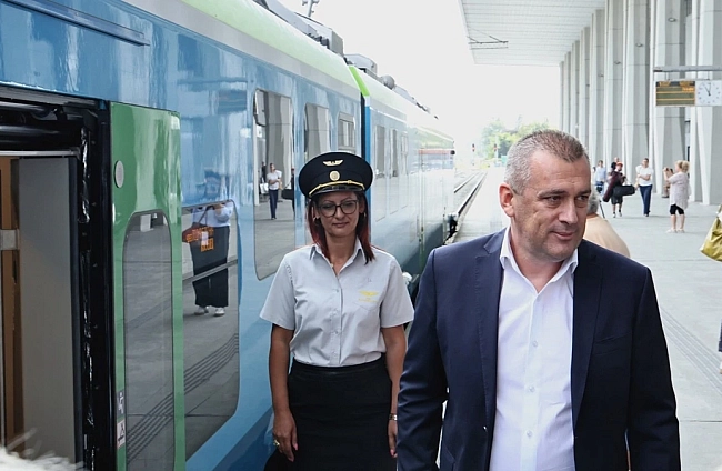 Нов железопътен влак като част от модернизацията на железопътния транспорт в България.
