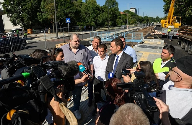 Кметът Васил Терзиев провери ремонта на бул. Александър Стамболийски