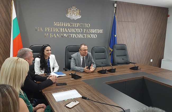 Подписани са още 45 споразумения за близо 77 млн. лв. по Инвестиционната програма за общински проекти