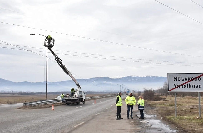 Започна демонтирането на старите осветителни тела на път I-6 Кюстендил - София в района на с. Ябълково