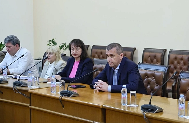 Министър Георги Пеев разпореди спешни доклади за безопасността в железопътния транспорт след инцидент