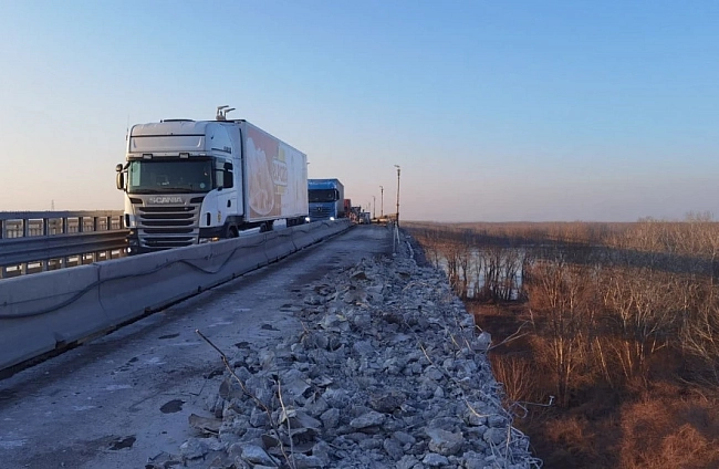 Премахната е старата настилка, парапетът и осветлението в платното за Румъния на Дунав мост при Русе