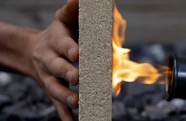 Огнеустойчив и рециклируем строителен материал от дървесни отпадъци и минерална технология