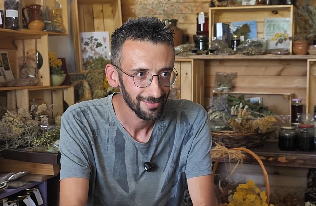 Мартин Караджов сред билки в Дивата билкова ферма и растения за домашна билкова градина