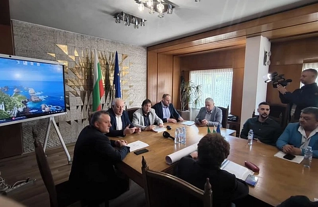 Министър Шишков в Смолян: Спешни мерки и бързо възстановяване на пътя за Пампорово след свлачището