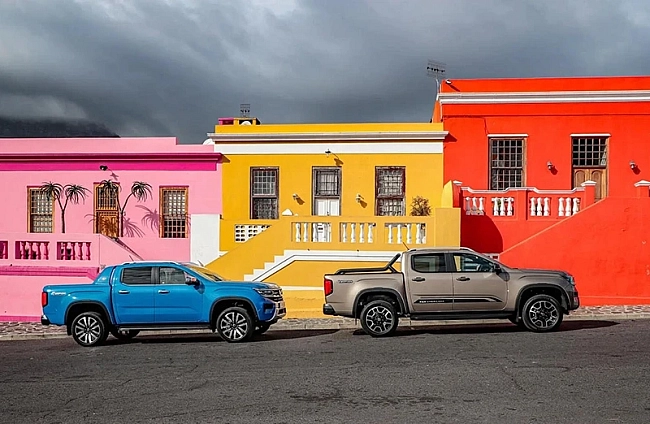 Amarok в изпълнения PanAmericana (вдясно) и Aventura (в синьо).