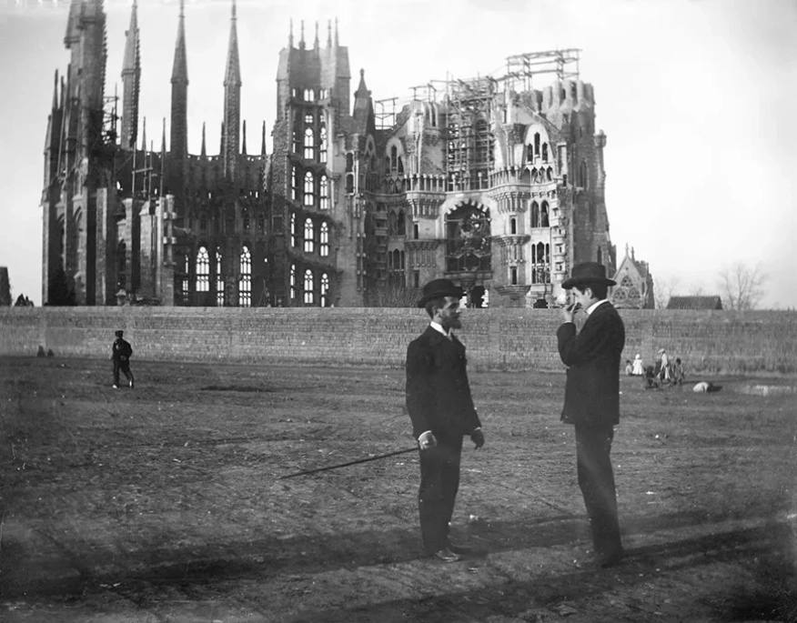 Идеята зад La Sagrada Familia: Моделът на висящата верига на Гауди