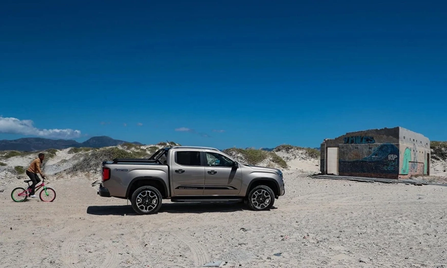 Amarok в изпълнения PanAmericana (вдясно) и Aventura (в синьо).