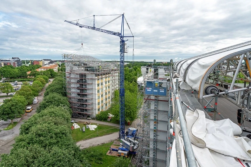Мобилен кран Liebherr премести 20-метрови покривни елементи между две сгради в Швеция