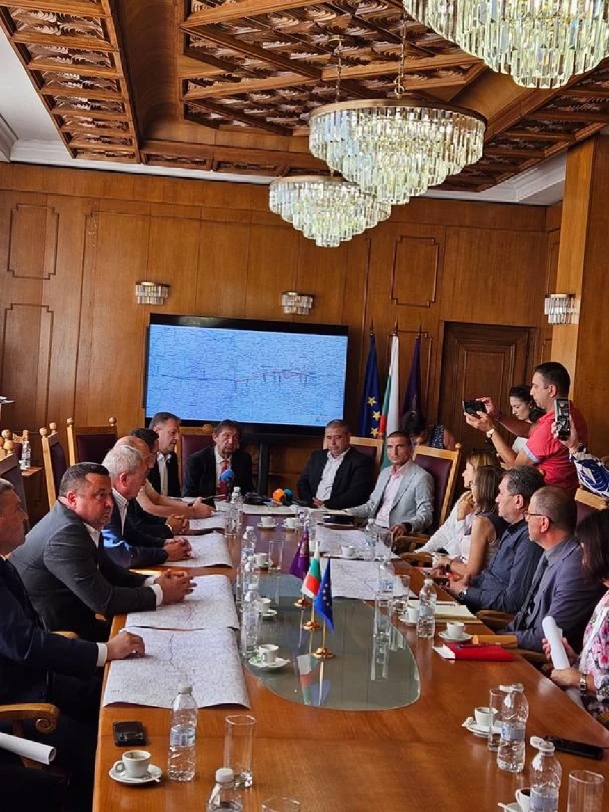 Кметовете подкрепиха незабавното подновяване на строежа на АМ Хемус чрез анекси към договорите