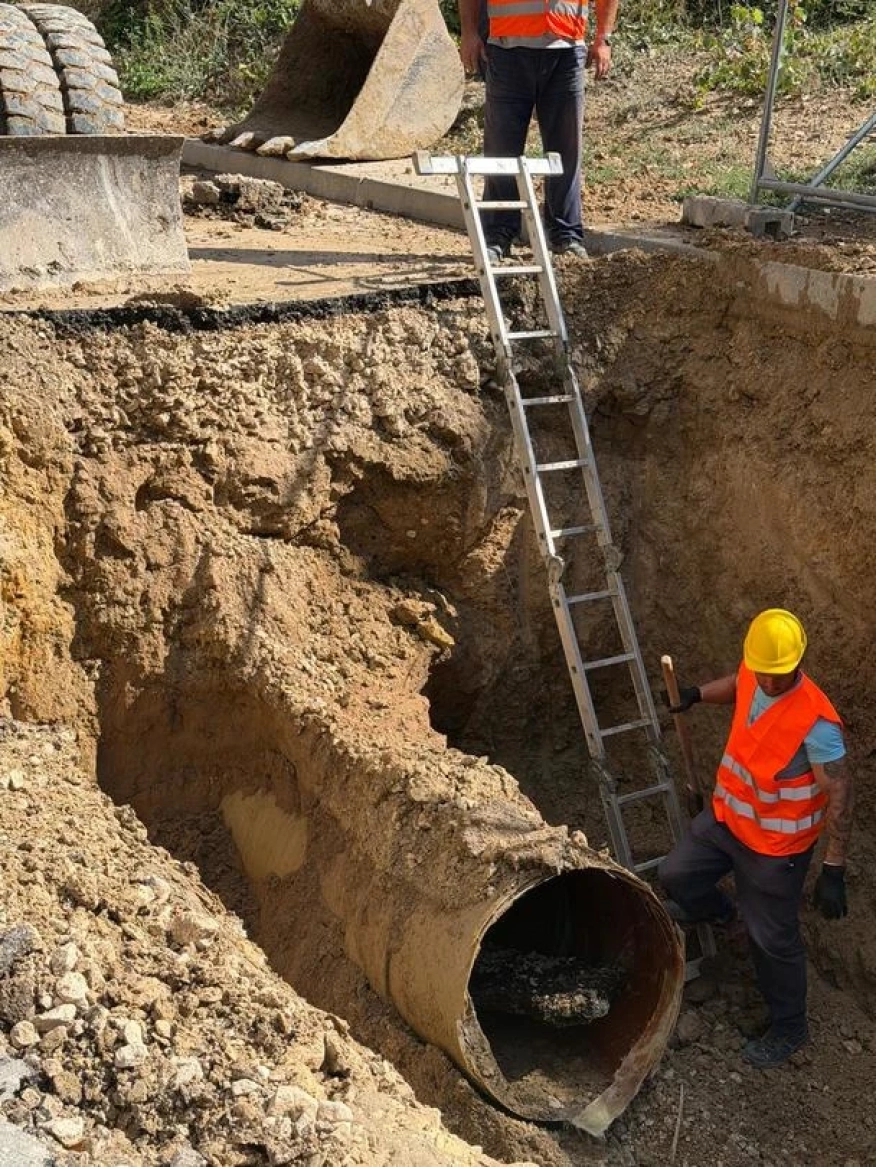 Министър Иван Шишков инспектира аварията на водопровода край Варна: Няма абонати без вода