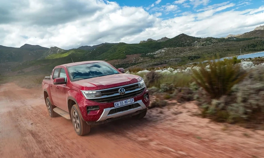 Amarok в изпълнения PanAmericana (вдясно) и Aventura (в синьо).