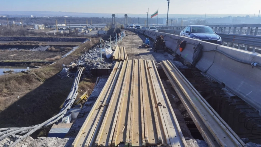Премахната е старата настилка, парапетът и осветлението в платното за Румъния на Дунав мост при Русе