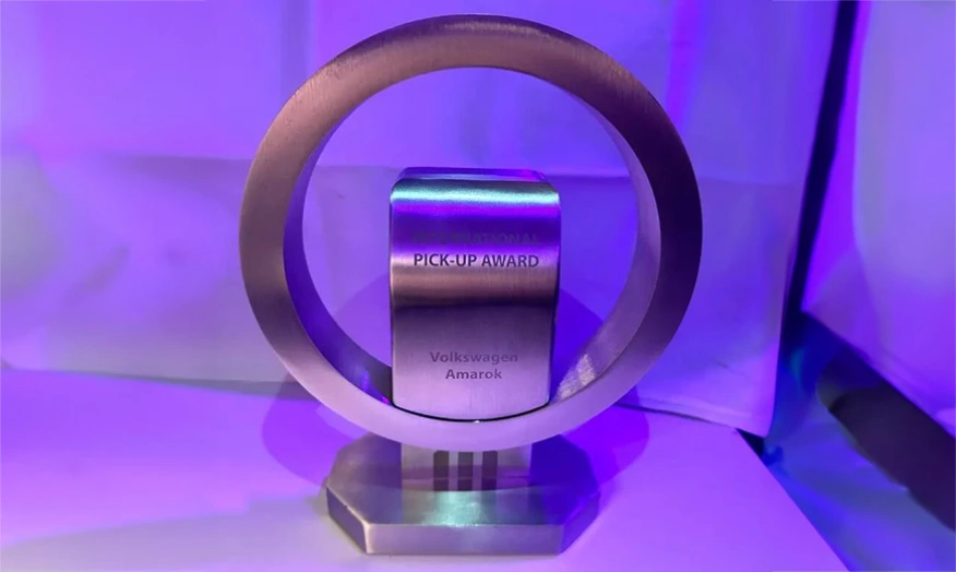 Amarok в изпълнения PanAmericana (вдясно) и Aventura (в синьо).