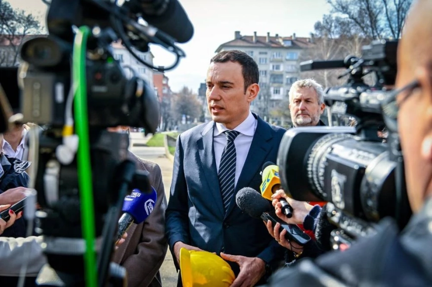 Кметът Васил Терзиев направи първа копка на новото осветление в парка Заимов