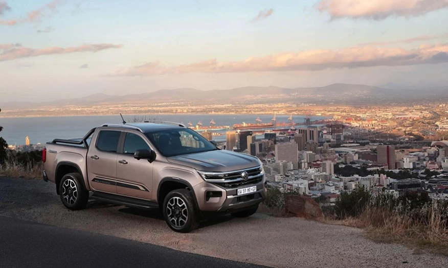 Amarok в изпълнения PanAmericana (вдясно) и Aventura (в синьо).