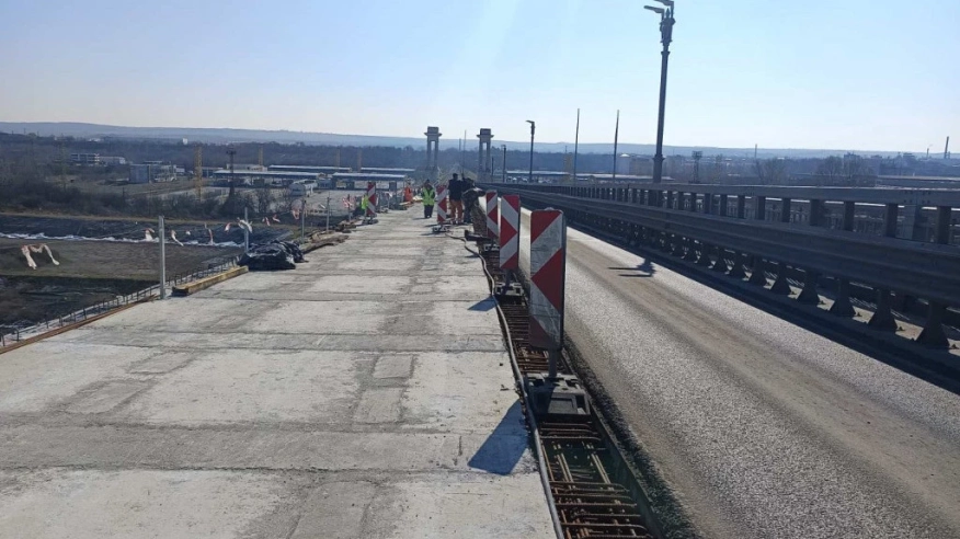 Продължава монтажът на пътните панели при основния ремонт на Дунав мост при Русе