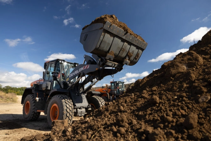 Нови функции за гамата колесни багери Develon DL-7