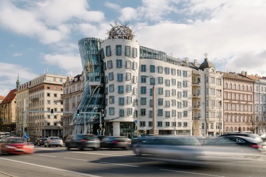 По-малко известната история на Танцуващата къща в Прага