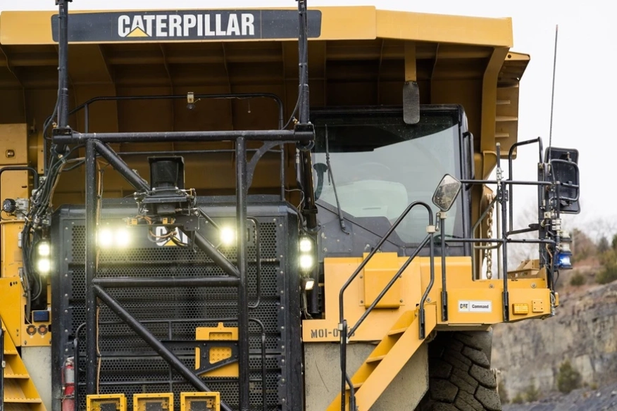 Автономни самосвали Cat 777 променят работата в кариерите