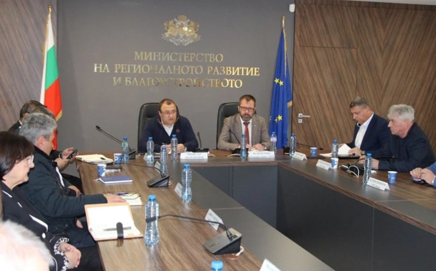 Регионалният министър събра на оперативно съвещание ръководството на АПИ и областните пътни управления