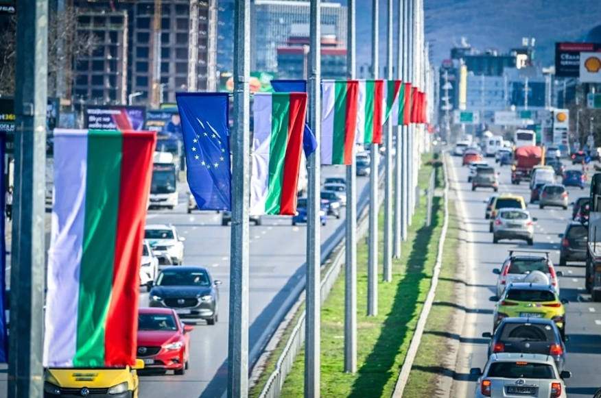 Столична община подменя 2800 знамена в София за Националния празник