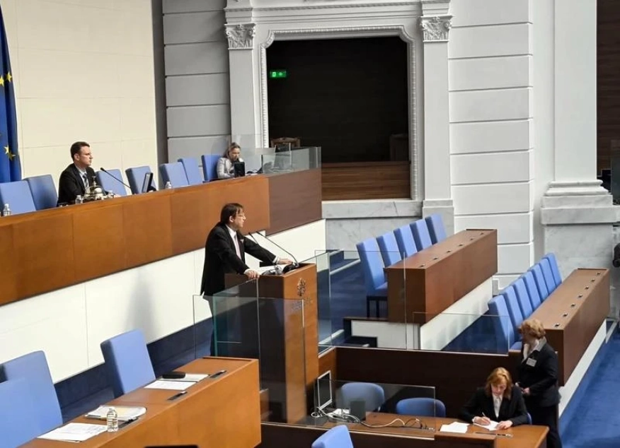 Министър Шишков: Свлачището на пътя Смолян - Пампорово е активно, строителството в комплекса е пълен хаос