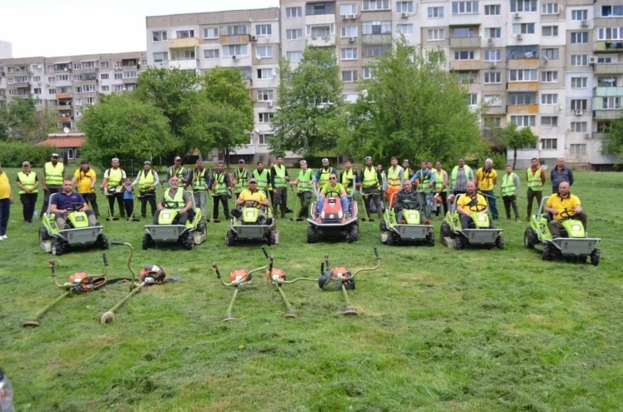 45 екипа на Столичната община и районите косят в София