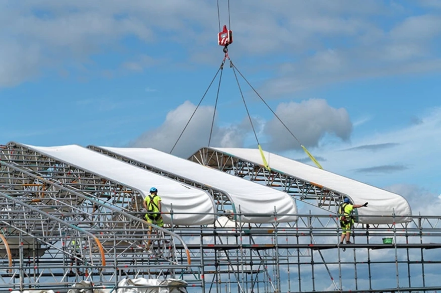 Мобилен кран Liebherr премести 20-метрови покривни елементи между две сгради в Швеция