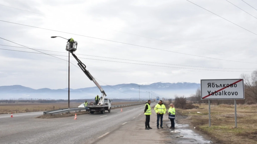 Започна демонтирането на старите осветителни тела на път I-6 Кюстендил - София в района на с. Ябълково