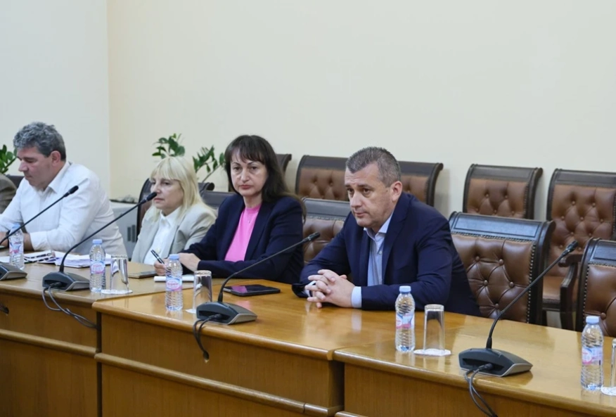Министър Георги Пеев разпореди спешни доклади за безопасността в железопътния транспорт след инцидент