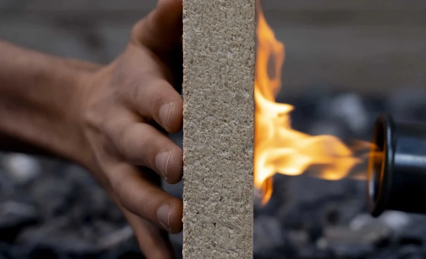 Огнеустойчив и рециклируем строителен материал от дървесни отпадъци и минерална технология