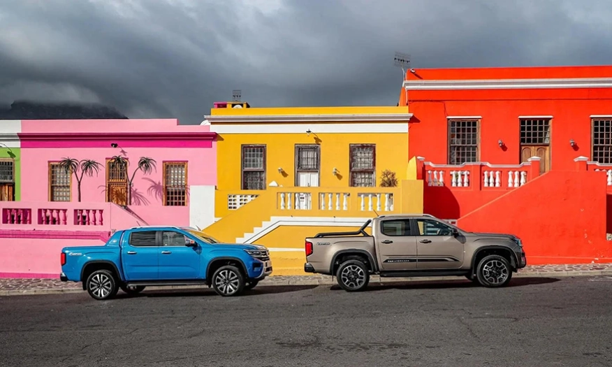 Amarok в изпълнения PanAmericana (вдясно) и Aventura (в синьо).