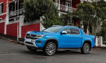 Amarok в изпълнения PanAmericana (вдясно) и Aventura (в синьо).