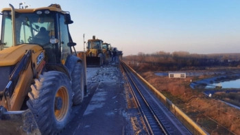 Премахната е старата настилка, парапетът и осветлението в платното за Румъния на Дунав мост при Русе
