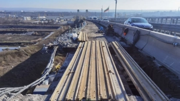 Премахната е старата настилка, парапетът и осветлението в платното за Румъния на Дунав мост при Русе