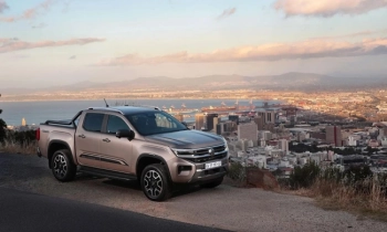 Amarok в изпълнения PanAmericana (вдясно) и Aventura (в синьо).