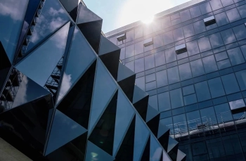 Кръгов дизайн на фасадни системи: как да проектираме за промяна, а не за подмяна