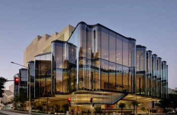 Театър Glasshouse в Бризбейн – вълнообразна стъклена фасада и нова икона на сценичните изкуства