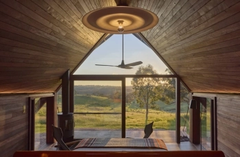 Стоманени A-frame къщи устояват на суров климат