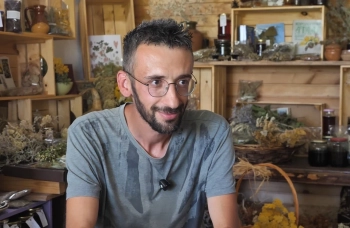 Мартин Караджов сред билки в Дивата билкова ферма и растения за домашна билкова градина