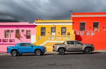 Amarok в изпълнения PanAmericana (вдясно) и Aventura (в синьо).